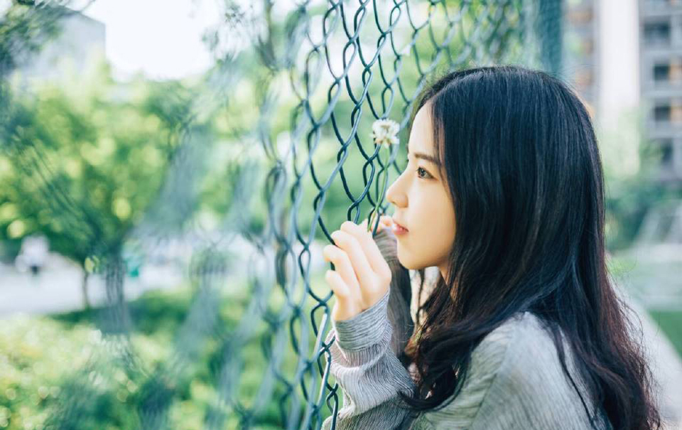 “何人在外面！？”房间里的欢好之声停下来，刘璋有些恼怒的声音响起。
